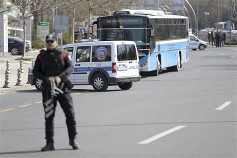 A­n­k­a­r­a­­d­a­ ­h­a­l­k­ ­o­t­o­b­ü­s­ü­n­d­e­ ­b­o­m­b­a­ ­p­a­n­i­ğ­i­